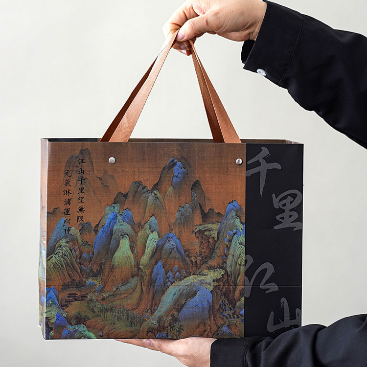 একটি সিরামিক মগ উপহারের বাক্স পাহাড় এবং নদীর স্পিরিট-এটি আপনার হাতে ধরে রাখা উষ্ণতার অনুভূতি নিয়ে আসে।